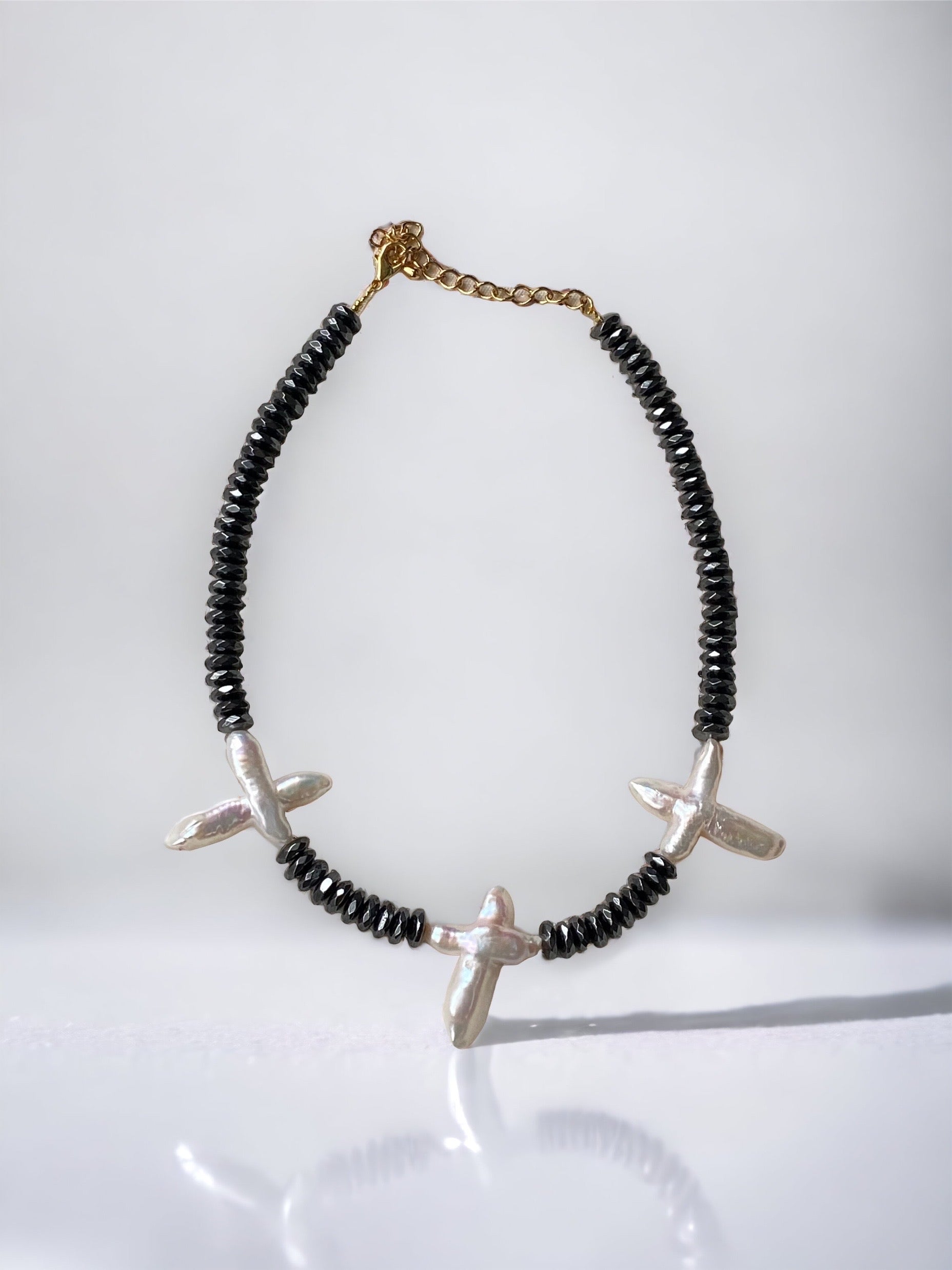 Wunderschöne Halskette aus Hämatit und natürlichen Süsswasserperlen Kreuz Anhängern 