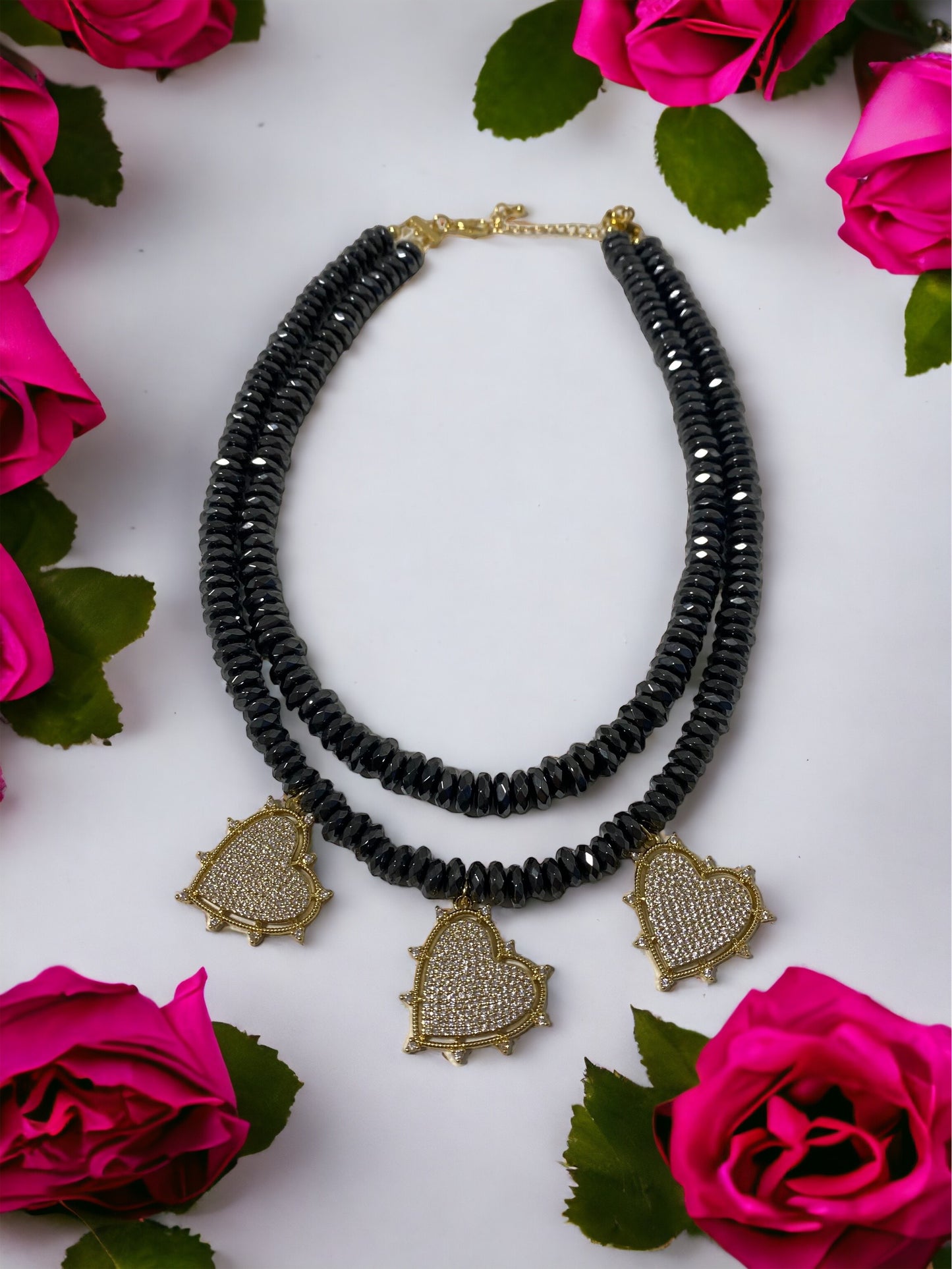 Massives Collier Halskette aus Hämatit Perlen mit grossen goldigen Herzanhängern