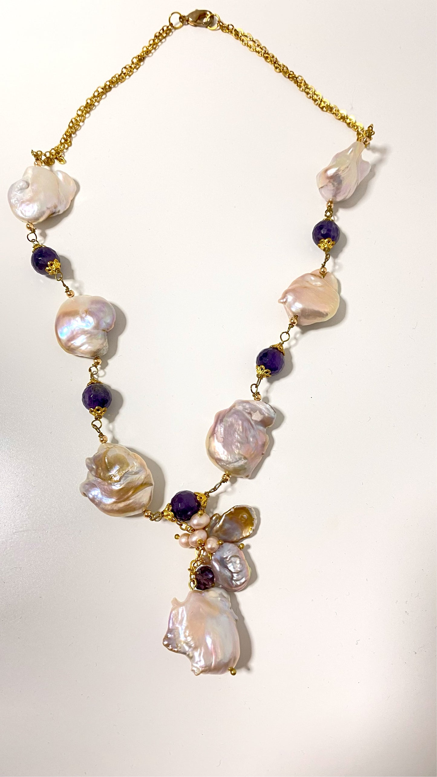Lange Perlenkette Halskette aus lila-rosa Barockperlen natürliche Süßwasserperlen