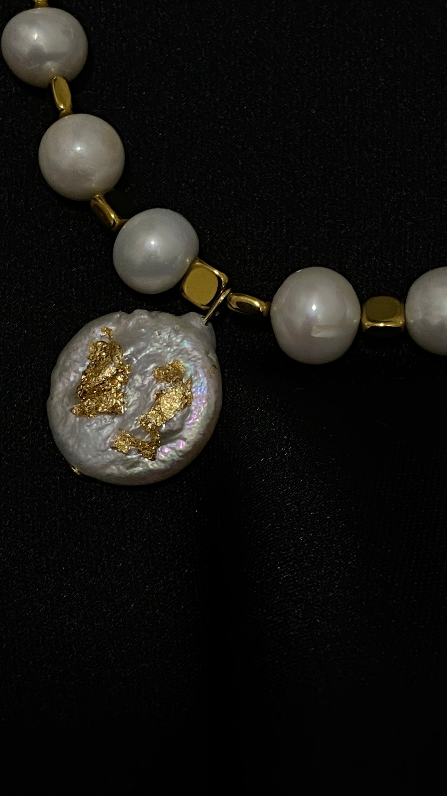 White pearl necklace with pendant