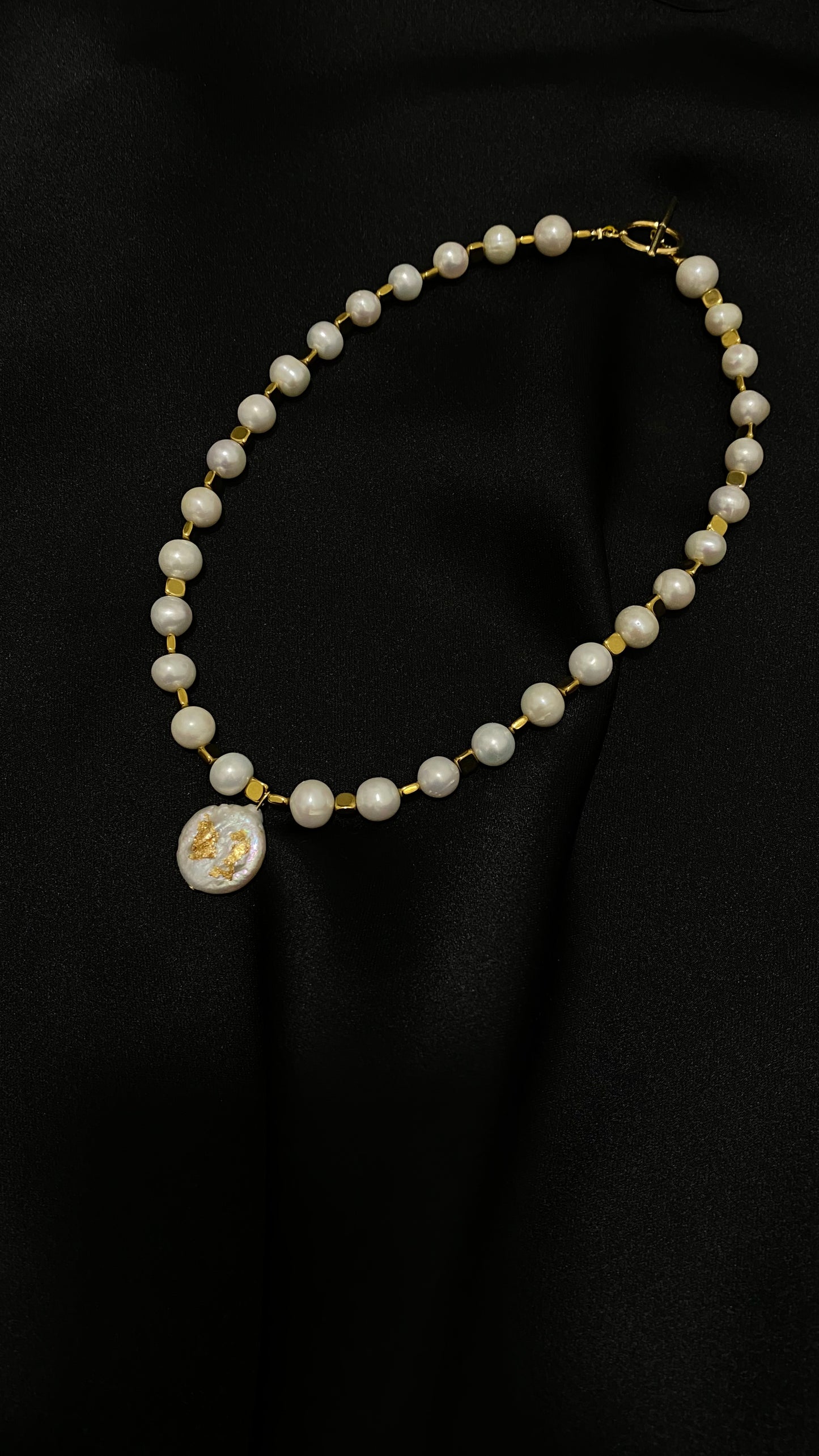 White pearl necklace with pendant